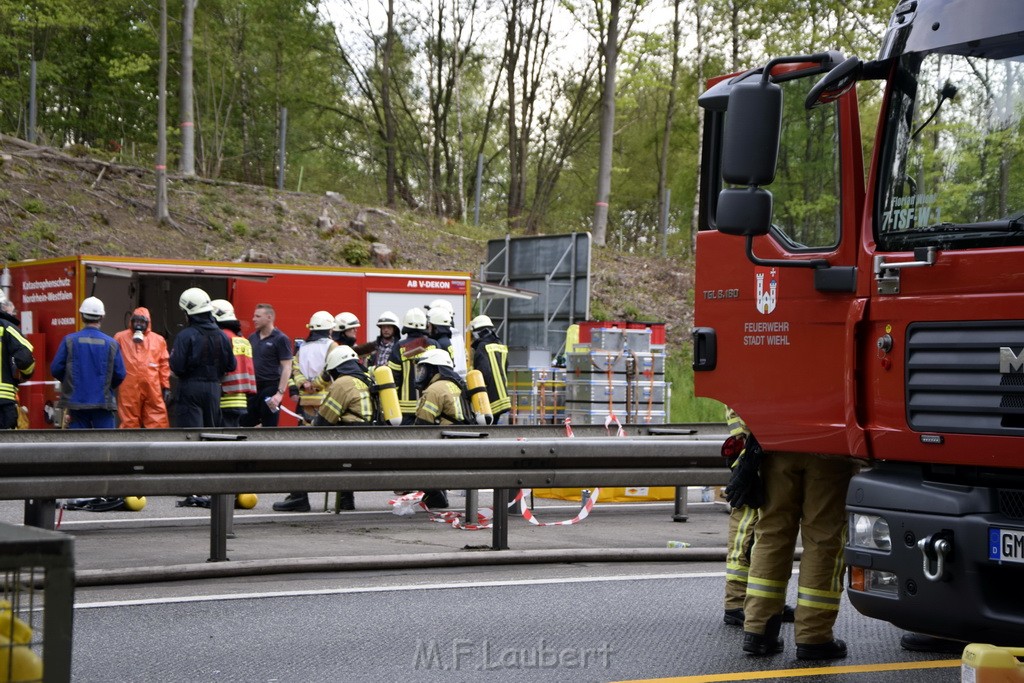 VU Gefahrgut LKW umgestuerzt A 4 Rich Koeln Hoehe AS Gummersbach P056.JPG - Miklos Laubert